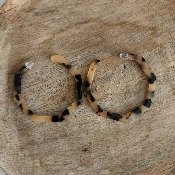 Bundle and Save- Acrylic Tortoise Shell Hoop Statement Earrings. - Picture 4 of 6